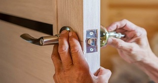 Установка и замена дверной ручки в Гае от 274 руб. – Мастер24, монтаж фурнитуры, недорого