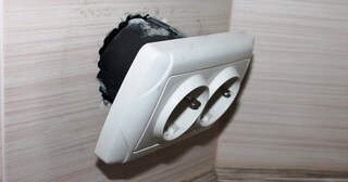 Ремонт розетки в Гае от Мастер24: починить и обслужить розетку на дому под ключ, цена от 407 руб